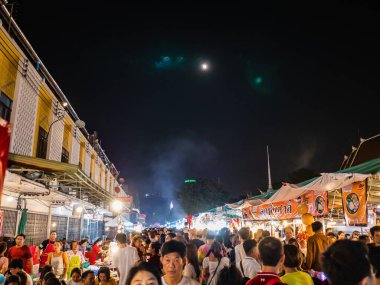 Bangkok / Tayland-10 Kasım 2019: Loi krathong festivalindeki wat saket tapınağında yürüyen bir kalabalık. Loi krathong Tapınağı fuarı Wat saket tapınağı veya Golden mount