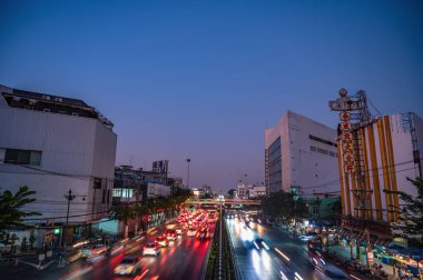 Bangkok / Tayland - 8 Aralık 2019: Wongwianyai Bangkok şehrinde inşaat ile birlikte yoldaki trafik bulanıklığı.