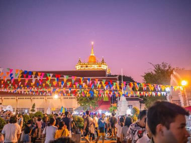 Bangkok / Tayland-10 Kasım 2019: Loi krathong festivalindeki wat saket tapınağında yürüyen bir kalabalık. Loi krathong Tapınağı fuarı Wat saket tapınağı veya Golden mount