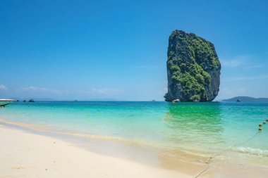 Tayland 'ın güneyindeki Koh Poda Adası Yengeç Şehri' ndeki güzel deniz manzarası ve beyaz kum. Yengeç, Tayland 'ın güneyindeki en dinlendirici yerlerden biridir..