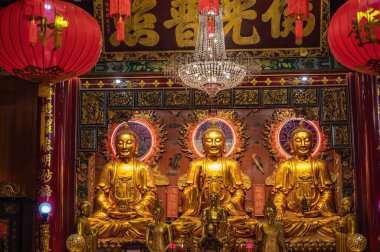 Bangkok / Tayland - 14 Aralık 2019: Wat Mangkon Kamalawat Bangkok 'taki Altın Buda heykeli.