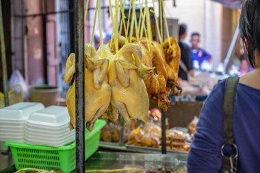 Haşlanmış tavuk ve buğulanmış ördek, Tayland 'ın Yaowarat Çin Mahallesi' ndeki eski market sokağında asılı duruyor..