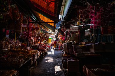 Bangkok / Tayland - 14 Aralık 2019:: Yaowarat Chinatown Bangkok şehrinin eski pazarında yürüyen Taylandlılar.