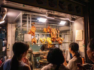 Guangzhou / China-24 Aug 2019: Guangzhou şehrinin şehir merkezindeki ara sokakta pişmiş kaz eti alan yabancılar. Guangzhou veya Canton, Guangdong Eyaletinin başkenti, Çin 'in üçüncü büyük şehridir.