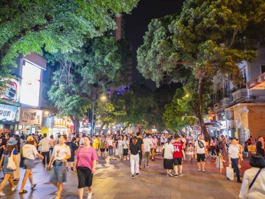 Guangzhou / Çin-24 Ağustos 2019: Guangzhou şehrinde Pekin yolunda yürüyen yabancı insanlar. Guangzhou veya Canton, Guangdong Eyaletinin başkenti, Çin 'in üçüncü büyük şehridir.