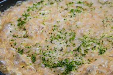 Japon restoranında Monjayaki 'yi kapatın. Monjayaki, Kant bölgesinde popüler olan bir Japon tava kızartma hamuru türüdür. Okonomiyaki' ye benzer ama farklı sıvı içerikler kullanır.