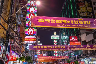 Bangkok / Tayland-23 Ocak 2020: Çin 'in Bangkok kenti Tayland' daki Yaowarat Çin kasabasında yürüyen yabancı insanlar. Bangkok Çin Mahallesi dünyanın en büyük Çin Mahallesi..