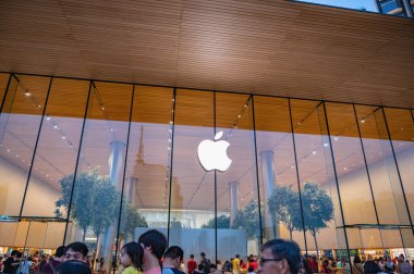 Bangkok / Tayland-29 Aralık 2019: Icon siam mağazasındaki Apple sancak gemisi mağazası. Tayland 'ın Bangkok kentindeki Chao.