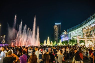 Bangkok / Tayland-29 Aralık 2019: Tanımadığımız insanlar 2019 'da Icon siam mağazasında su dacne ve yeni yıl teması izliyorlar. Tayland' ın Bangkok kentinde Chao.