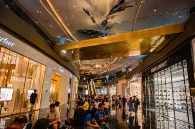 Bangkok / Tayland-29 Aralık 2019: Simge siam mağazasında tanımadığımız kişiler. Tayland 'ın Bangkok kentindeki Chao.