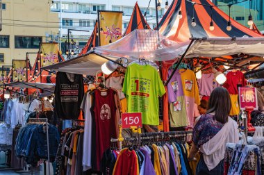 Bangkok / Tayland-31 Aralık 2019: Bangkok 'un Tayland kentindeki siam kare tezgahında yürüyen yabancı insanlar. Siyam Meydanı Bangkok' un Siam bölgesinde bir alışveriş ve eğlence alanıdır.