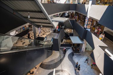 Bangkok / Tayland-31 Aralık 2019: Bangkok şehri Tayland 'da siam meydanında yürüyen yabancı insanlar. Siyam Meydanı Bangkok' un Siam bölgesinde bir alışveriş ve eğlence alanıdır.