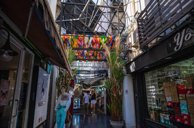 Bangkok / Tayland-31 Aralık 2019: Bangkok 'un Tayland kentindeki siam kare pazarında yürüyen yabancı kişiler. Siyam Meydanı Bangkok' un Siam bölgesinde bir alışveriş ve eğlence alanıdır.