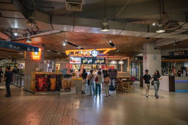 Bangkok / Tayland-31 Aralık 2019: Bangkok şehri Tayland 'da siam meydanında yürüyen yabancı insanlar. Siyam Meydanı Bangkok' un Siam bölgesinde bir alışveriş ve eğlence alanıdır.