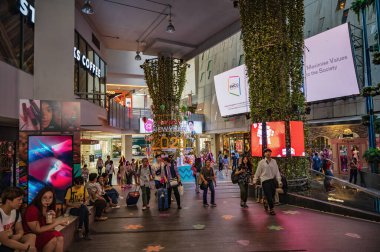 Bangkok / Tayland-31 Aralık 2019: Bangkok şehri Tayland 'da siam meydanında yürüyen yabancı insanlar. Siyam Meydanı Bangkok' un Siam bölgesinde bir alışveriş ve eğlence alanıdır.
