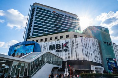 Bangkok / Tayland - 31 Aralık 2019: MBK alışveriş merkezi Bangkok şehrinde mavi gökyüzü olan, Mahboonkrong olarak da bilinen, Bangkok 'ta büyük bir alışveriş merkezi.