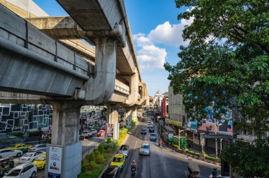 Bangkok / Tayland - 31 Aralık 2019: Tayland 'ın Bangkok şehrindeki Bts treninin altında trafik.
