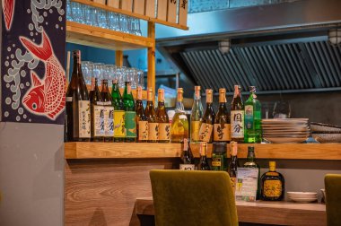 Bangkok / Tayland - 31 Aralık 2019: Tayland 'ın başkenti Bangkok' taki Japon restoranında sake veya Japon viskisi