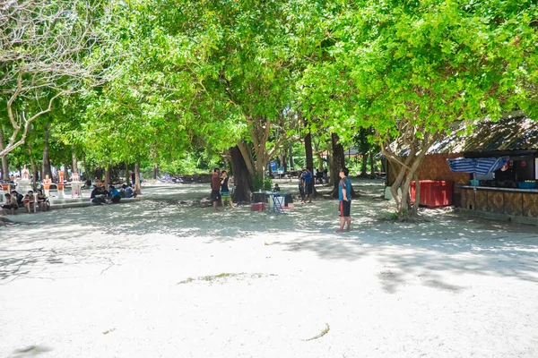 Krabi Thailandia Luglio 2017 Unknointed Tourist Walking Poda Island Krabi — Foto Stock