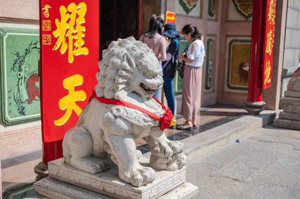 Bangkok Thailand Dec 2019 Lejonstaty Och Okänt Thailändskt Folk Kommer — Stockfoto