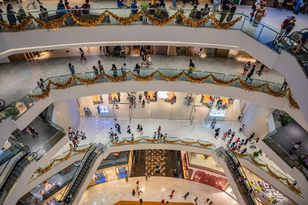 Bangkok / Tayland-29 Aralık 2019: Simge siam mağazasında tanımadığımız kişiler. Tayland 'ın Bangkok kentindeki Chao.