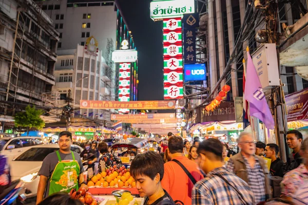 バンコク Jan 2020 中国の旧正月にタイのバンコク市内のヤワラト中華街を歩く見知らぬ人の動きのぼかしバンコク中華街は世界最大の中華街です — ストック写真