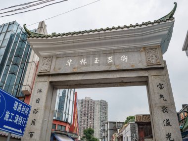 guangzhou / China-26 Ağustos 2019: Guangzhou şehrindeki Hualin yeşim taşı sokak pazarında yürüyen yabancı kişiler. Hualin Jade Caddesi daha çok perakende, toptan satış ve yeşim taşı ve mücevher işlemleriyle ilgilenmektedir.