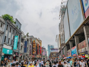 Guangzhou / China-26 Ağustos 2019: Guangzhou ChinaPedeajiu Caddesi 'ndeki Şangxiajiu yürüyüş sokağında yürüyen yabancı insanlar.