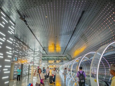 Guangzhou / China-26 Aug 2019: Baiyun uluslararası havaalanı Guangzhou şehri Çin 'de hafif performans. Guangzhou Baiyun Uluslararası Havalimanı Guangzhou' nun ana havaalanıdır.