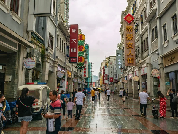 Guangzhou China Ago 2019 Pessoas Desconhecidas Andando Rua Caminhada Shangxiajiu — Fotografia de Stock