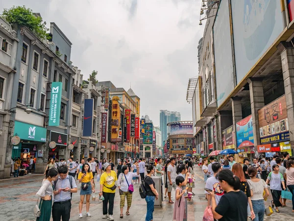 Guangzhou China Ago 2019 Pessoas Desconhecidas Andando Rua Pedestre Shangxiajiu — Fotografia de Stock