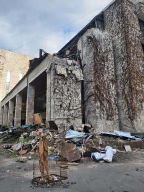 HAZİRAN 2022 KYIV, UKRAINE Ukrayna 'nın yarı yıkılmış binası Çiçekleri, Kiev modernizminin incisi, Kyiv aktivistlerinin uğruna savaştığı