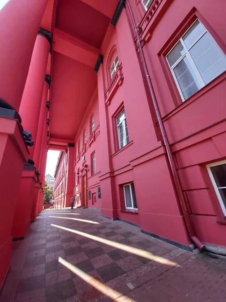 キエフ国立大学の中央赤の建物への入り口 ケースはブランドの深紅色で塗装されています 19世紀の建築 — ストック写真