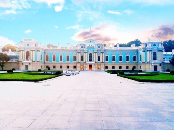 Mariinsky Park 'taki Mariinsky Sarayı, Ukrayna' nın başkenti Kyiv 'de 18. yüzyılın barok binası.