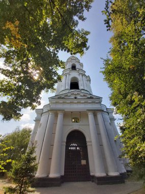 Katedralin dış cephesi Ukrayna Barok Manastırı tarzında zengin bir sıva ile Mhar