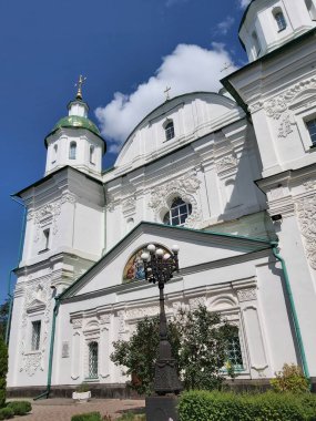 Katedralin dış cephesi Ukrayna Barok Manastırı tarzında zengin bir sıva ile Mhar