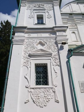 Katedralin dış cephesi Ukrayna Barok Manastırı tarzında zengin bir sıva ile Mhar