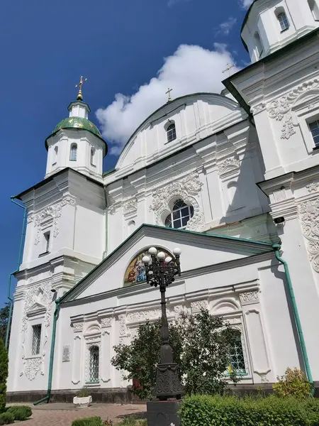 Fasada Zewnętrzna Katedry Stylu Ukraińskiego Barokowego Klasztoru Mhar Bogatym Stiukiem — Zdjęcie stockowe
