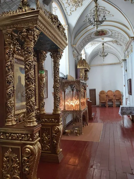 Wnętrze Katedry Stylu Ukraińskiego Barokowego Klasztoru Mhar Bogatymi Drewnianymi Rzeźbami — Zdjęcie stockowe