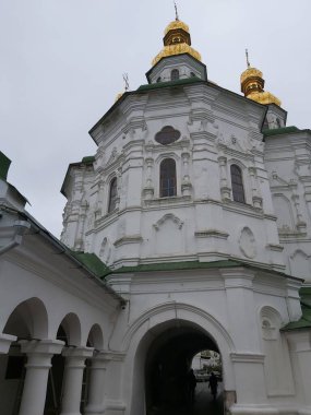 Kyiv Pechersk Lavra 'nın dış cephesi, Dormition' ın yeniden inşa edilmiş katedrali.