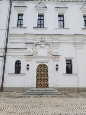 Kyiv Pechersk Lavra 'nın dış cephesi, Dormition' ın yeniden inşa edilmiş katedrali.