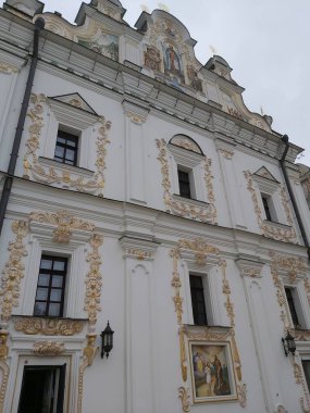 Kyiv Pechersk Lavra 'nın dış cephesi, Dormition' ın yeniden inşa edilmiş katedrali.