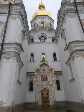 Kyiv Pechersk Lavra 'nın dış cephesi, Dormition' ın yeniden inşa edilmiş katedrali.