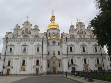 Kyiv Pechersk Lavra 'nın dış cephesi, Dormition Katedrali' nin yeniden inşası altın kupa ve zengin Ukrayna barok Stacco ile