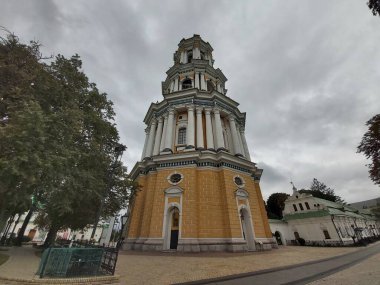 Kyiv Pechersk Lavra 'nın dış cephesi, dört katlı Büyük Lavra Belltower' ın Dormition manzarasının yeniden inşa edilmiş katedrali