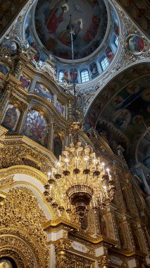 Kyiv pechersk Lavra 'daki Katedral Katedrali' nin içi zengin barok tablolarıyla ve altın kaplanmış ahşap oymalarla dolu.