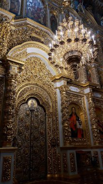 Kyiv pechersk Lavra 'daki Katedral Katedrali' nin içi zengin barok tablolarıyla ve altın kaplanmış ahşap oymalarla dolu.