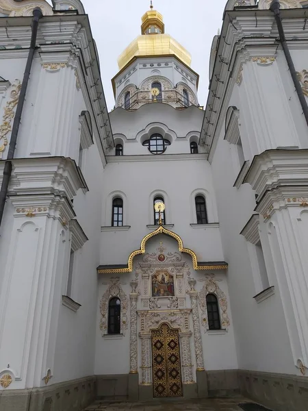 Kyiv Pechersk Lavra教堂外立面 重建了Dormition大教堂 — 图库照片