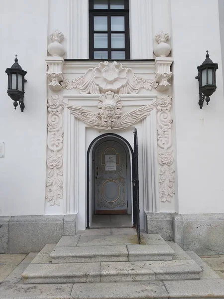 Pechersk Lavra 'nın girişi, yatakhanenin yeniden inşa edilmiş katedrali.