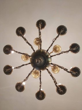 Eski altın sarısı avize.